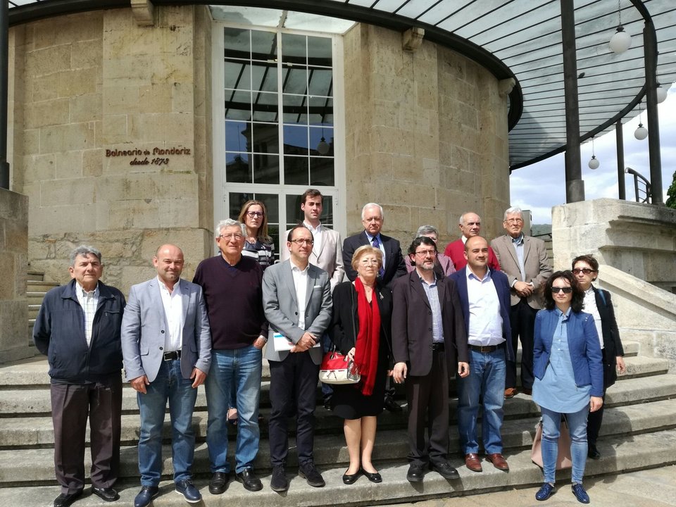 Foto de familia con el secretario xeral, los alcaldes, organizadores y asistentes ayer en Mondariz Balneario