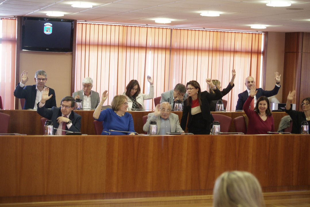 El grupo socialista, ayer votando a favor de su moción sobre Portugal y la deslocalización. PP y Marea se abstuvieron.