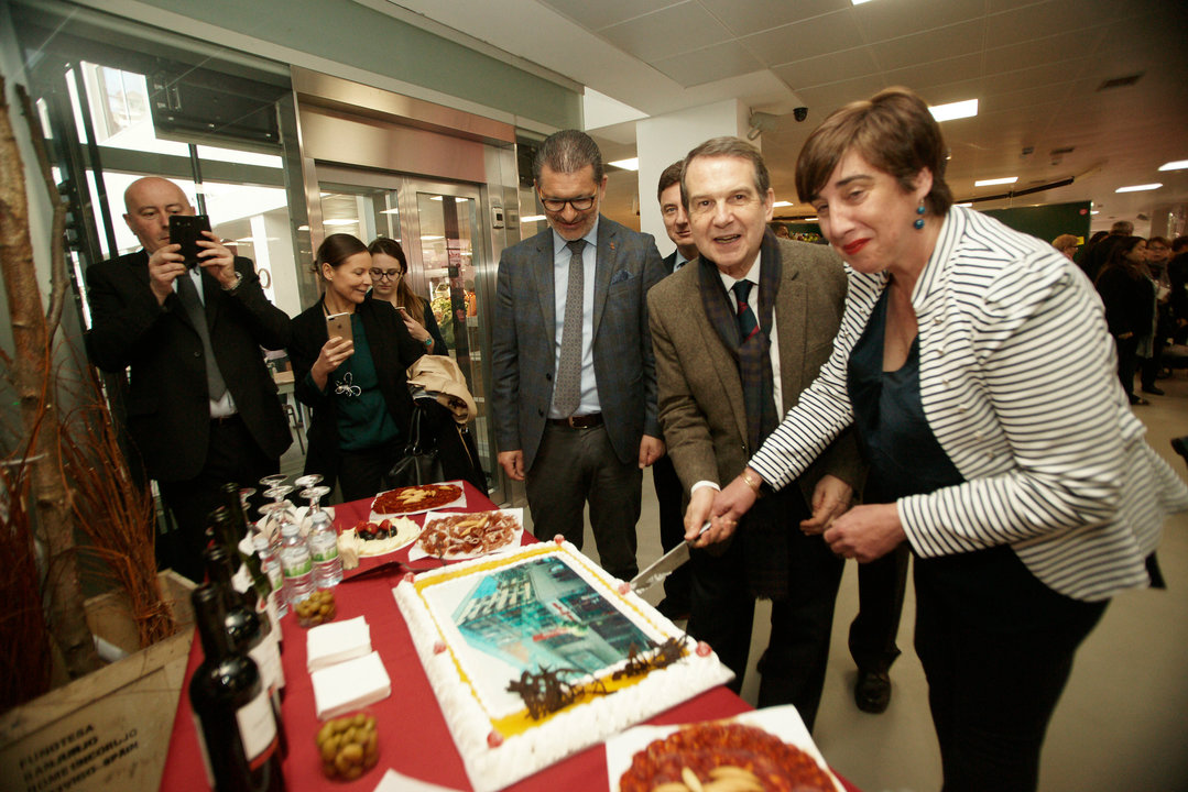 El alcalde Abel Caballero y la presidenta del mercado, María Rosario Doval, cortaron la tarta.