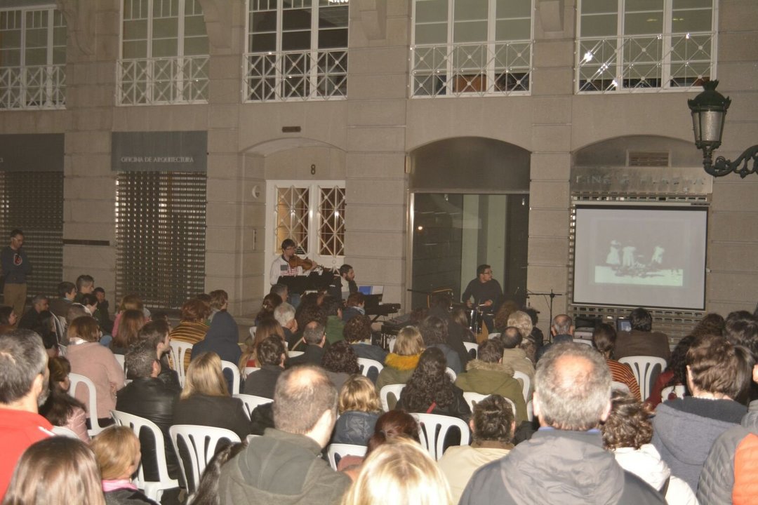 Decenas de vigueses participaron en el homenaje a la primera proyección de cine en la ciudad.