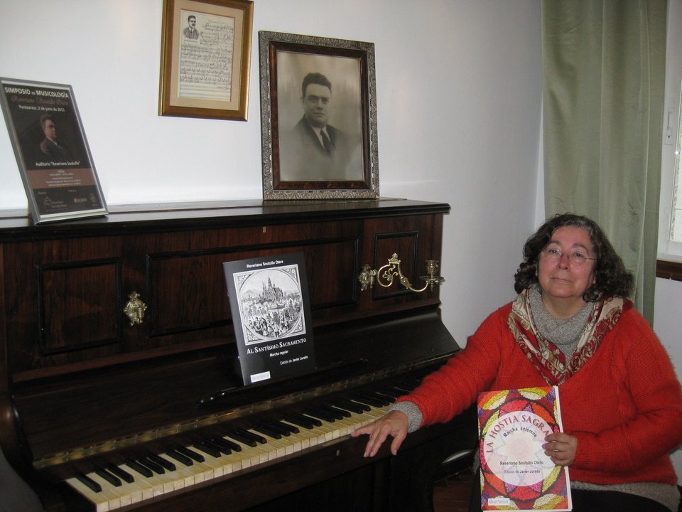 Rosa Arija Soutullo, presidenta de la Fundación, junto al piano de su abuelo Reveriano.