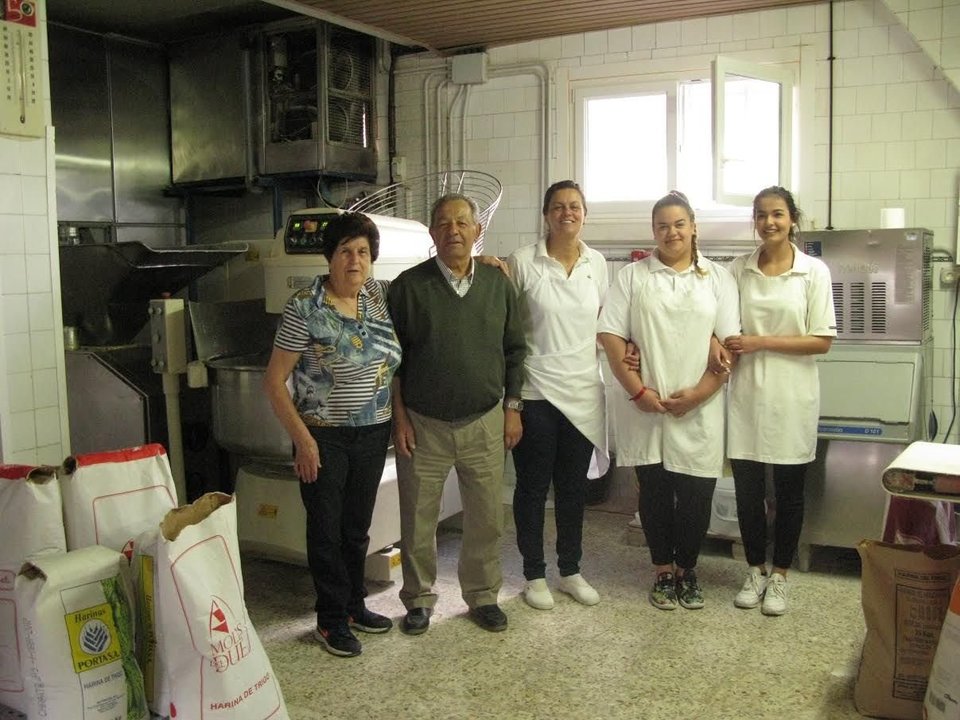 Los propietarios de Panadería Valverde,  Alfonso Valverde y Rosalía Costas (ya jubilados) y tres empleadas..