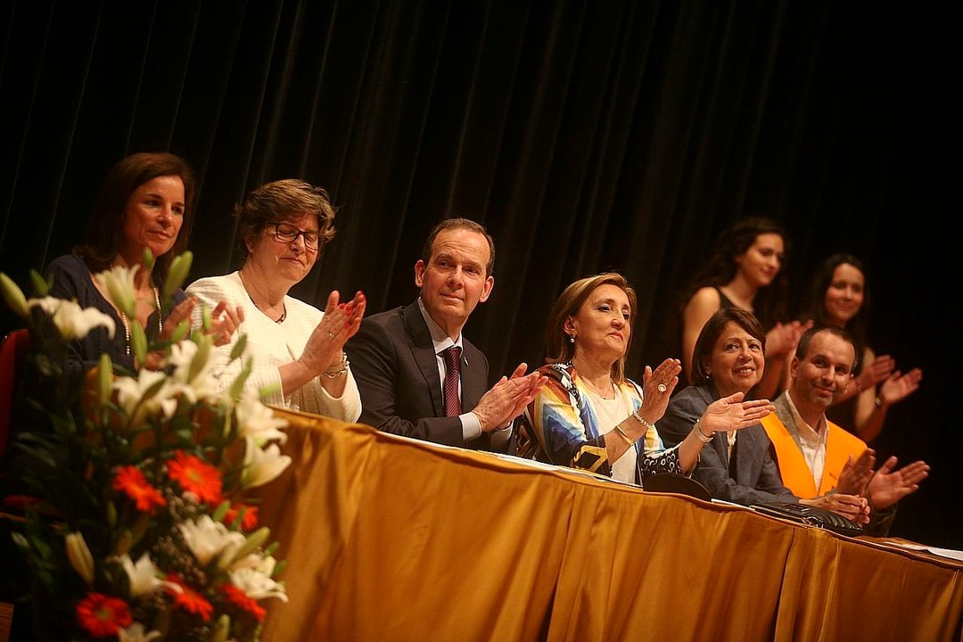 El exdirector de Rosais 2, Luis López. A la derecha, la actual directora.