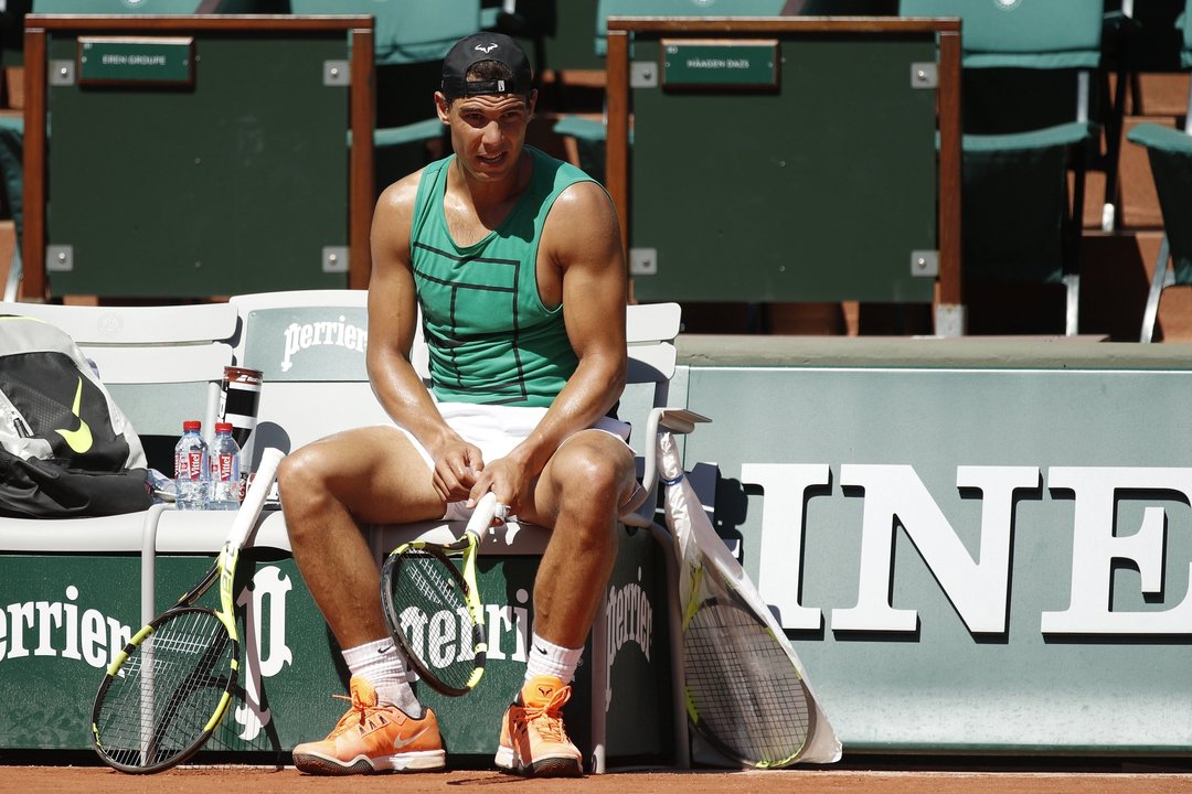 Rafael Nadal descansa durante un entrenamiento esta semana en las pistas de Roland Garros.