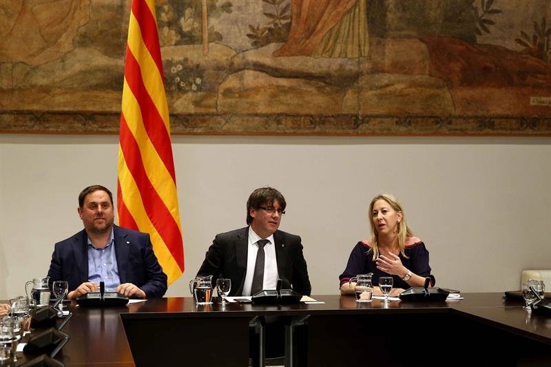 El presidente catalán, Carles Puigdemont (c), junto al vicepresidente del Govern, Oriol Junqueras (i) y la consellera de la Presidencia, Neus Munté (d)