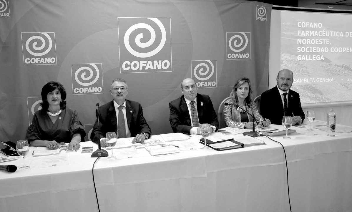 Consejo rector de la Cooperativa de Farmacéuticas del Noroeste (Cofano) reunida en Baiona.