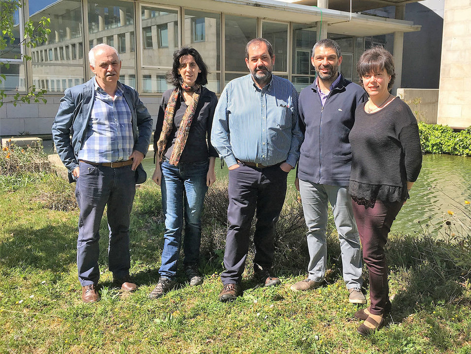 Los autores de la publicación, en el Campus de Vigo.