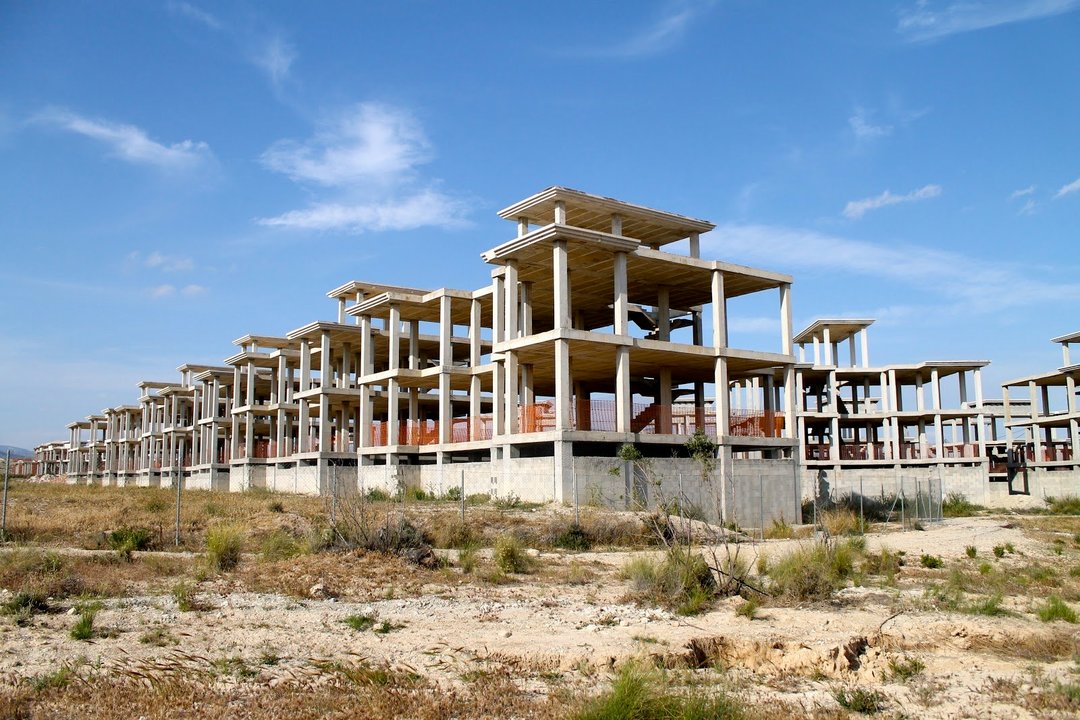 Detalle de viviendas a medio construir de una urbanización abandonada en la provincia de Murcia.