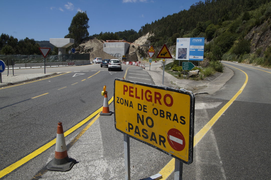 La entrada al Corredor del Morrazo estaba ayer cerrada por obras de desmontaje de un paso superior.