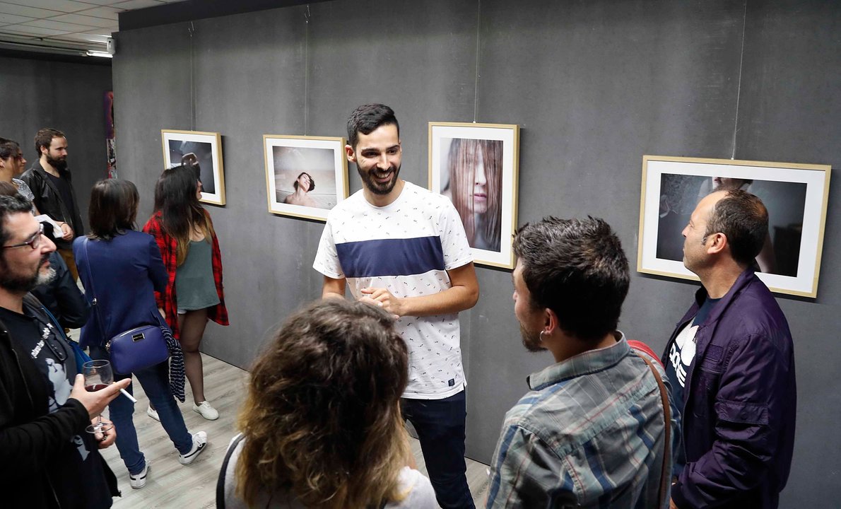 Carlos Pérez, presentando su obra en Dada Gallery Lab.