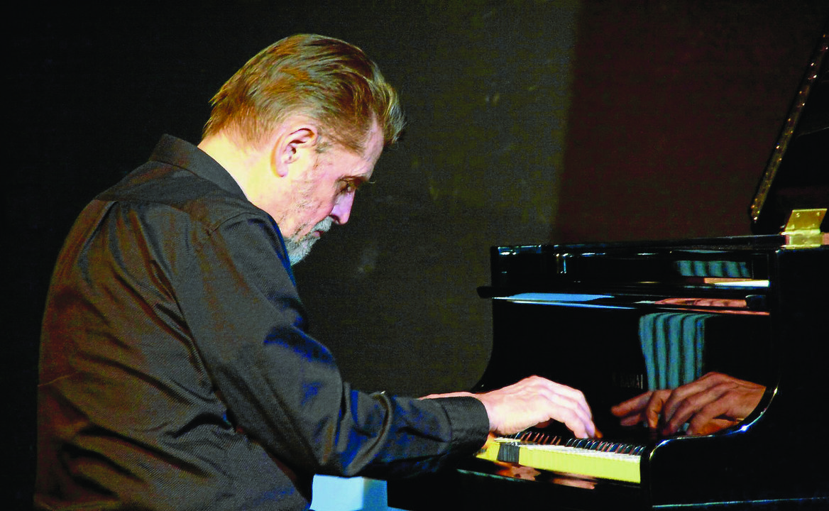 El músico Alexander Von Schlippenbach en uno de sus conciertos para piano el año 2015.