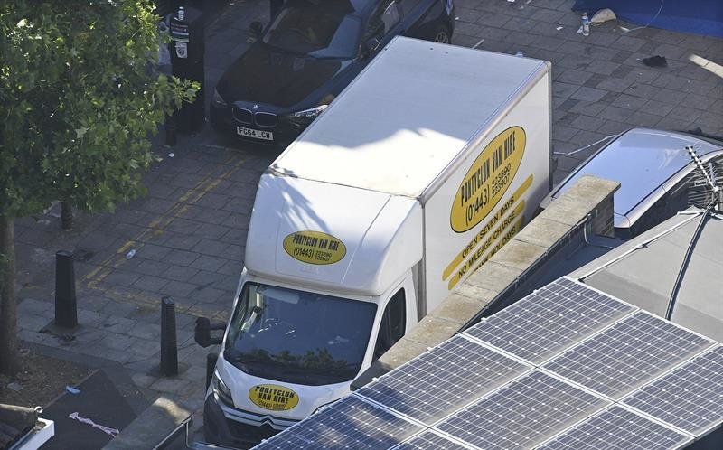Vista de la furgoneta que se sospecha se utilizó en el ataque perpetrado cerca de la mezquita de Finsbury Park