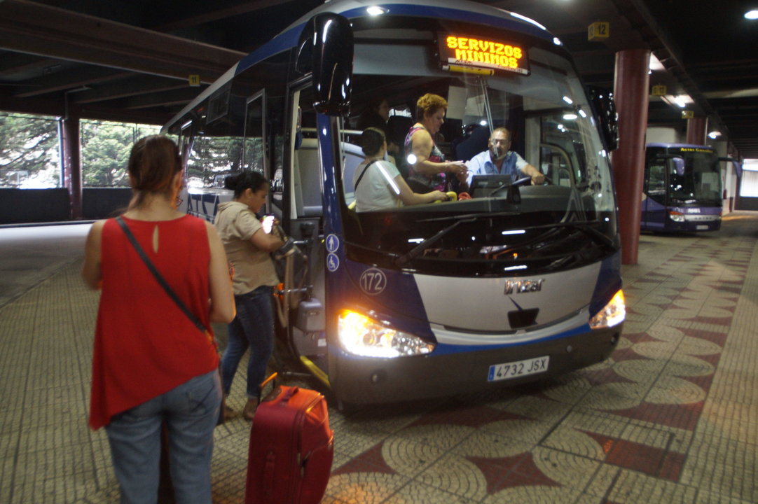 La huelga paralizó ayer el transporte de pasajeros en Galicia casi el cien por cien.