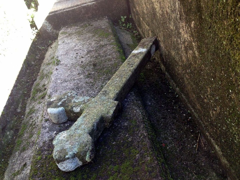 El cementerio muestra las señales del paso de los años.