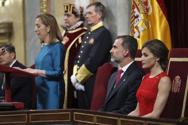 Lo Reyes escuchan la intervención de la presidenta del Congreso, Ana Pastor,iz., en el Congreso de los Diputados