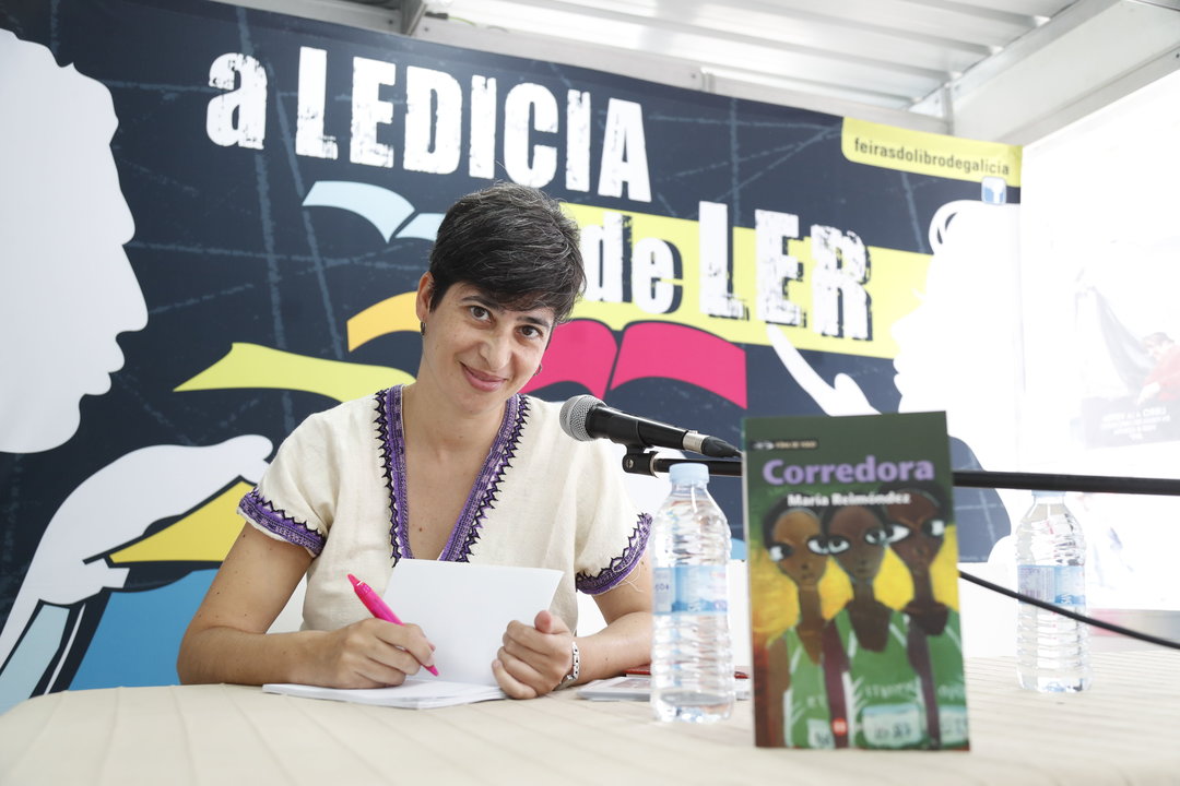 María Reimóndez asinou exemplares, onte na Feira do Libro.