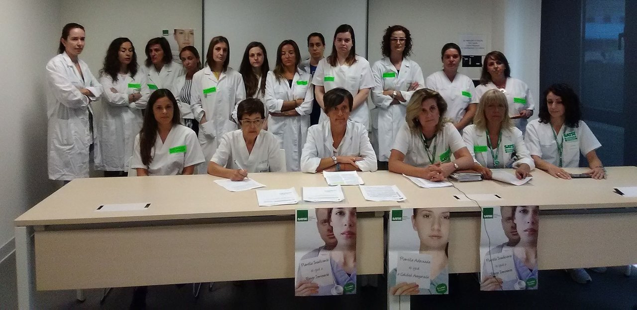 Dieciocho de las 27 enfermeras del servicio de Neonatos del Álvaro Cunqueiro convocaron ayer a la prensa para demandar más personal.