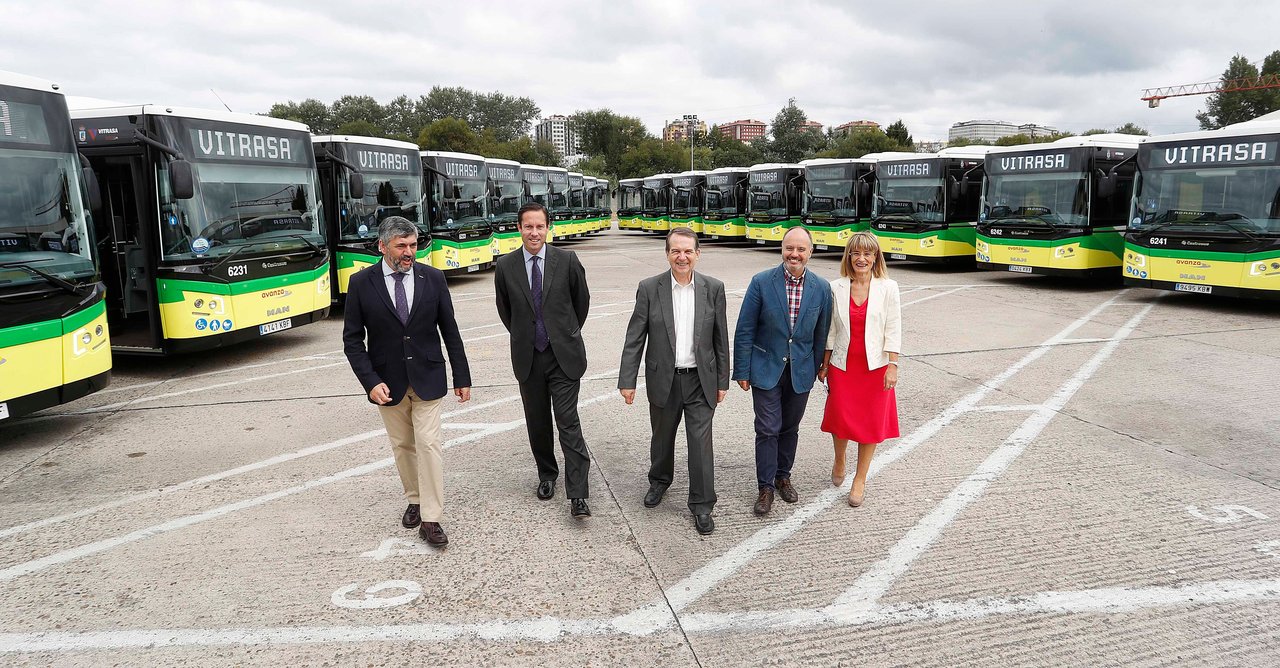 Caballero, concelleiros e responsables de Vitrasa, onte cos novos buses.