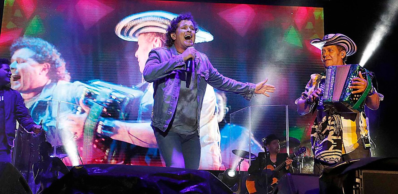 Carlos Vives, acompañado por la banda La Provincia desplegó todo un espectáculo visual y lumínico en el escenario de Castrelos.