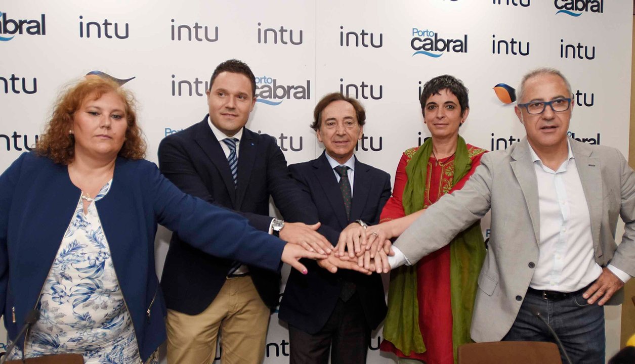 Cuatro asociaciones de comerciantes de la ciudad firmaron un acuerdo con Intu para promocionar Porto Cabral.