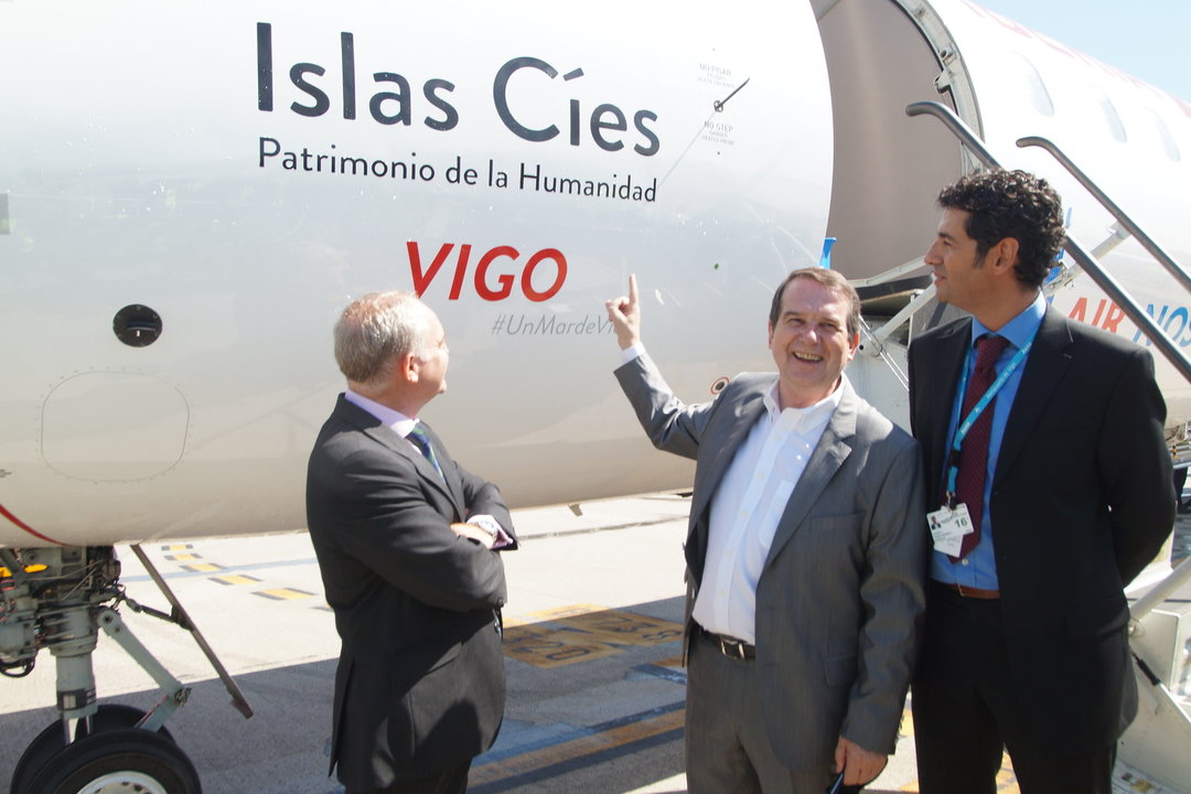 El alcalde de Vigo, Abel Caballero (centro) muestra el avión de Air Nostrum rotulado con el lema “Cíes, Patrimonio de la Humanidad”.