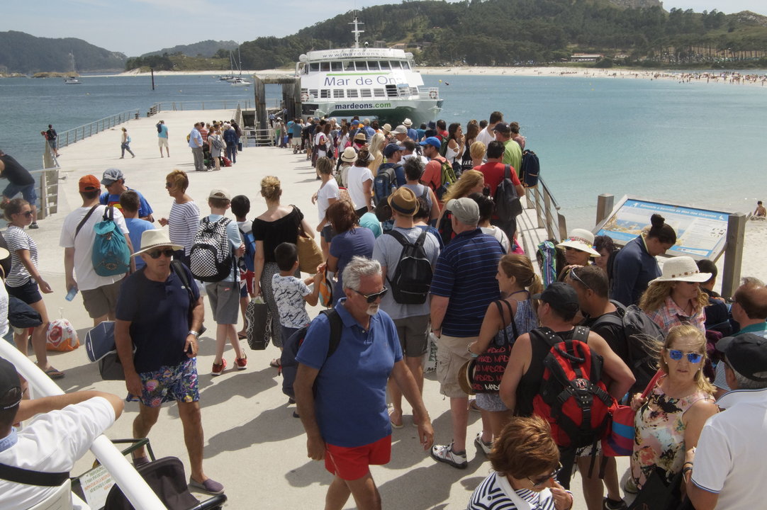 Turistas en el embarcadero de Cíes. Unas 300.000 personas visitan las islas cada año.
