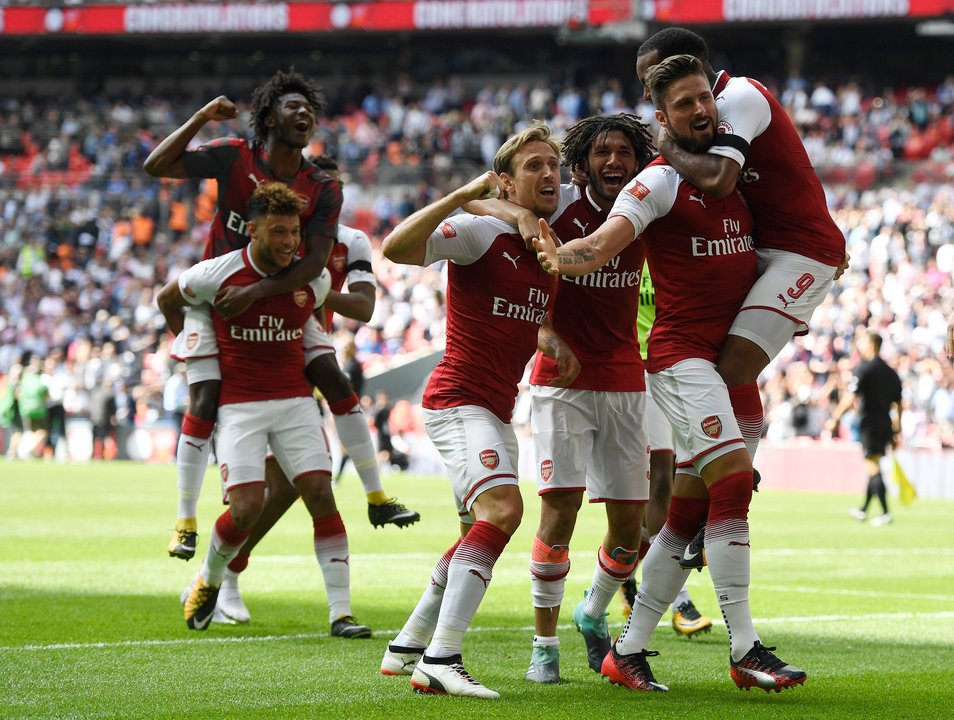 Los jugadores del Arsenal, celebrando el penalti ganador de Giroud.