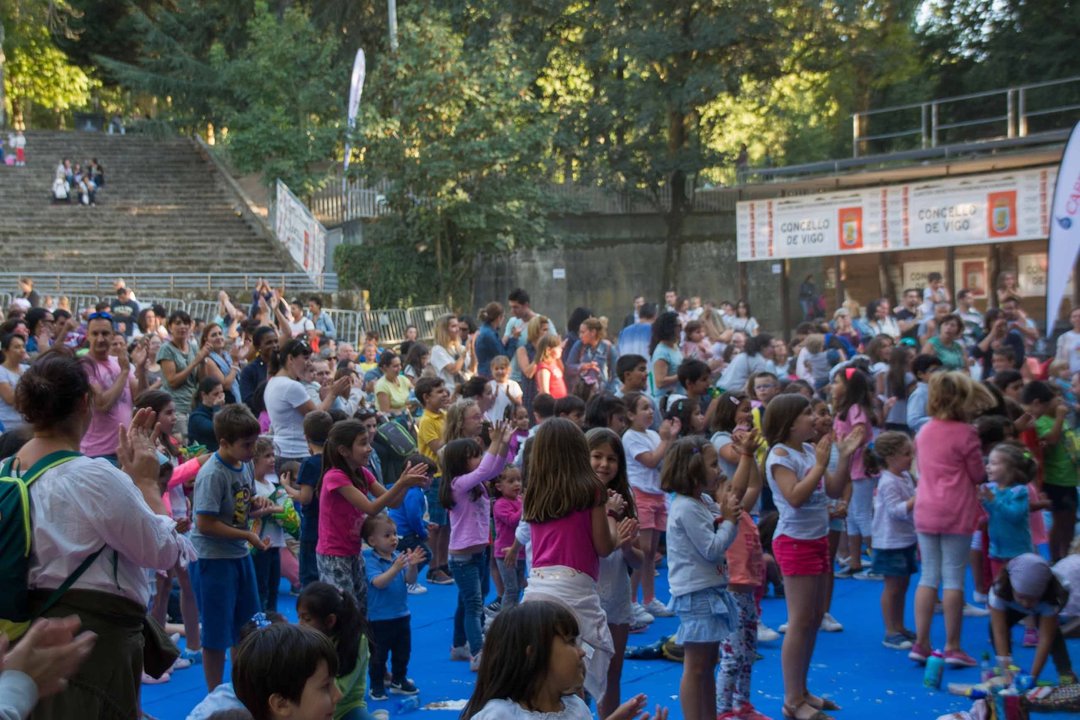 Los niños disfrutaron ayer del espectáculo de Alborotados, que ofreció música y baile en directo.