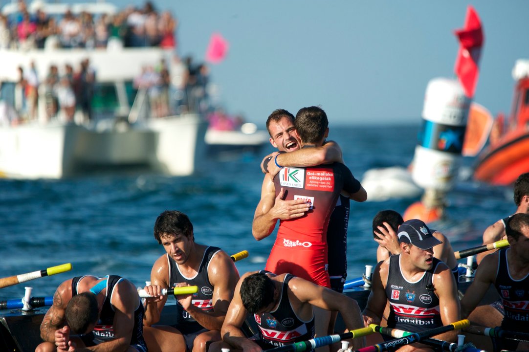 Os remeiros de Urdaibai celebran a vitoria na regata de onte en augas de Hondarribia.