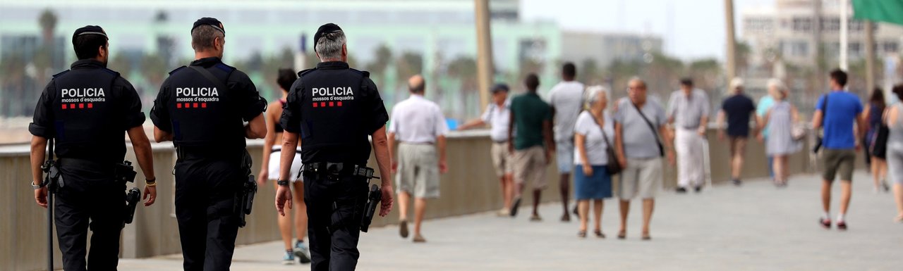 Agentes de los Mossos D'Esquadra patrullan por el paseo marítimo de Barcelona.