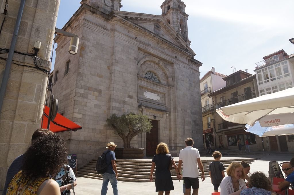 La iglesia de Santa María o Concatedral de Vigo, con el olivo en la fachada, muy visitada.