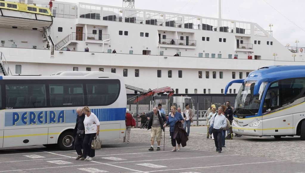 Cruceristas saliendo del barco en Vigo para realizar excursiones en autobús.