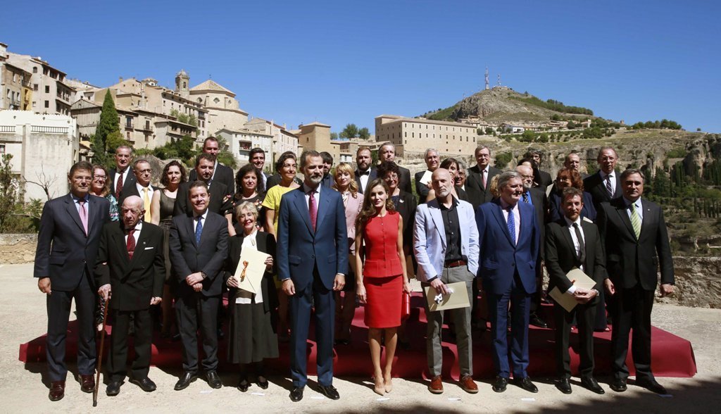Los reyes de España y los premiados posaron para la tradicional foto de familia.