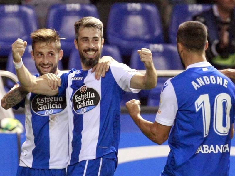 El defensa portugués del Deportivo de La Coruña Luisinho (c) celebra con sus compañeros tras marcar el primer gol
