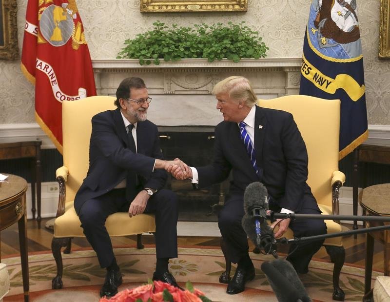 El presidente del Gobierno español, Mariano Rajoy (i), saluda al presidente de Estados Unidos, Donald Trump, durante la reunión mantenida hoy en el Despacho Oval de la Casa Blanca.