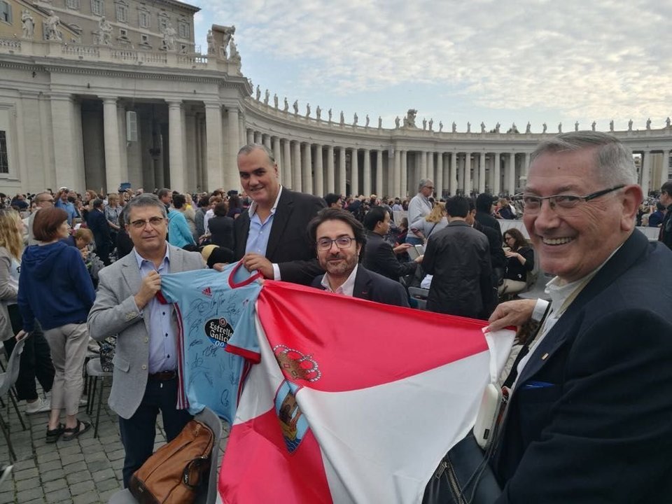 Miembros de la directiva de la coral Casablanca con la camiseta y la bandera que entregaron al Papa.