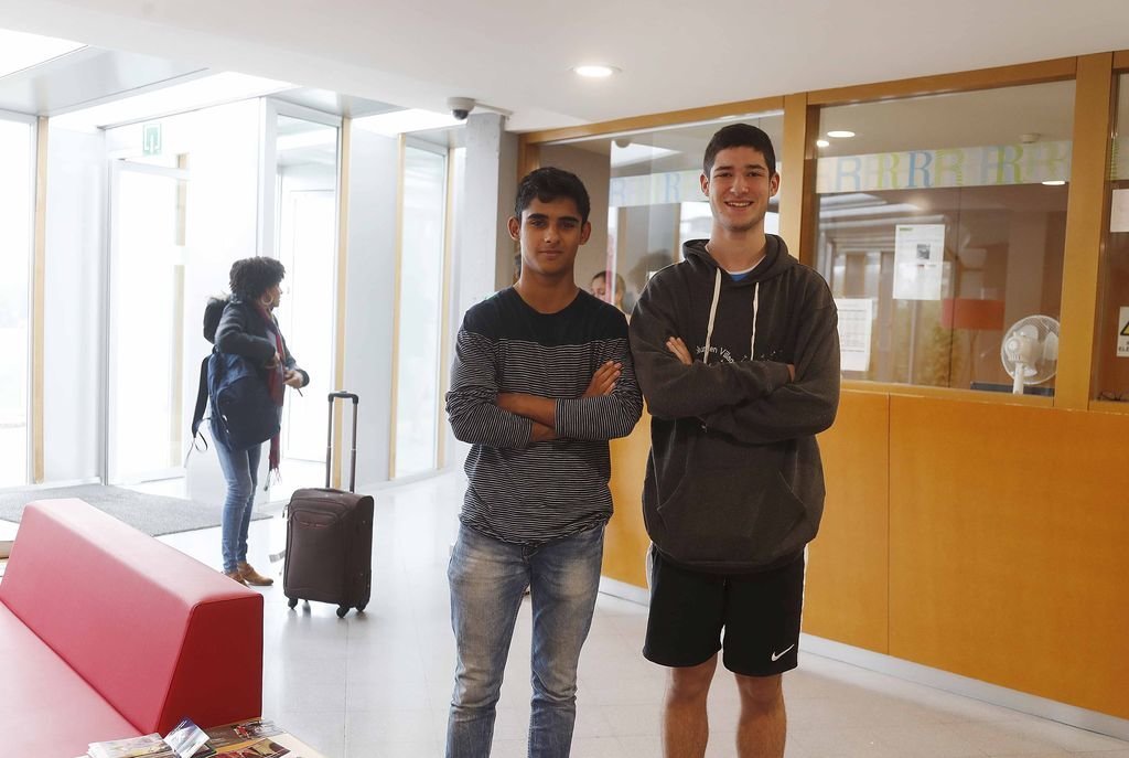 Kharan Kumar y Darío Pérez, de regreso en la residencia universitaria del campus tras una noche en el hotel.