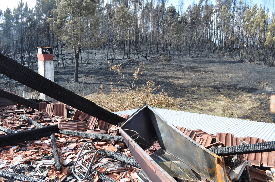 Los restos de la casa quemada.