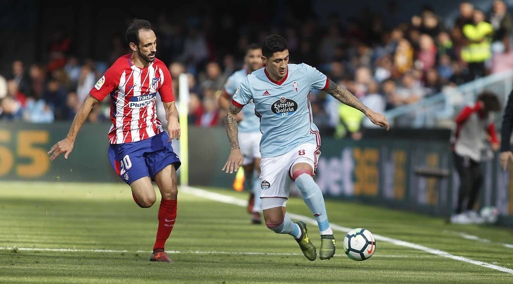 Tucu Hernández trata de controlar el balón ante la presencia del lateral internacional del Atlético Juanfran.