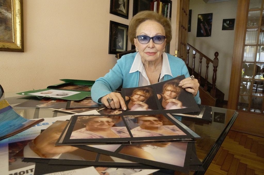 La fotógrafa Mary Quintero, en su casa de la calle Ecuador, sigue muy activa con sus fotos, pinta y decora joyas y bolsos.