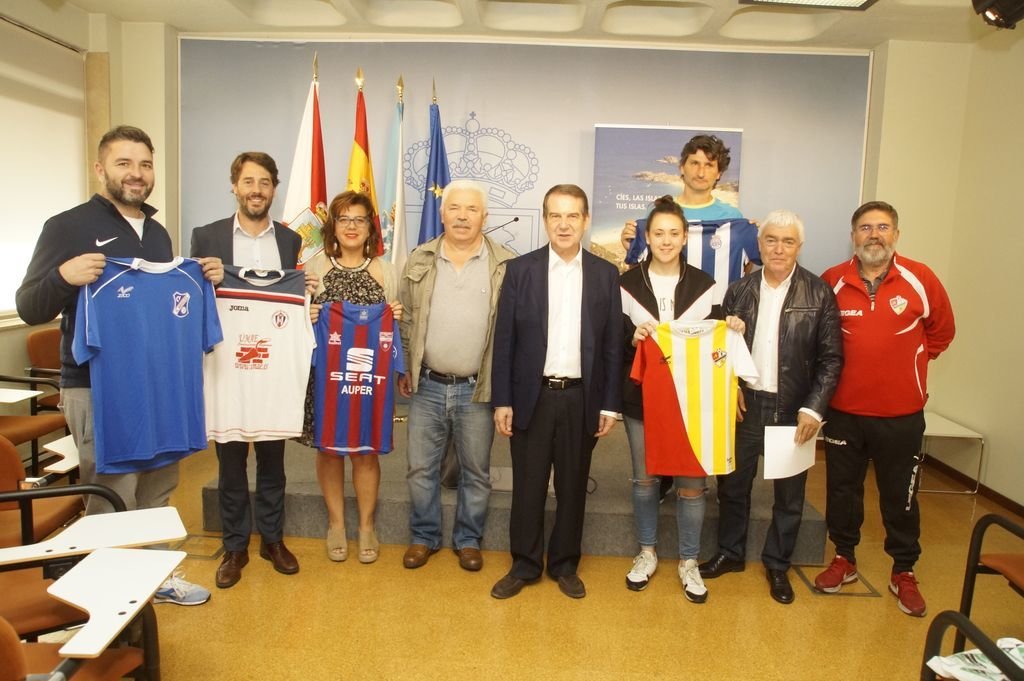 Milucho, Abel Caballero y Manel Fernández, con representantes de algunos de los clubes participantes.