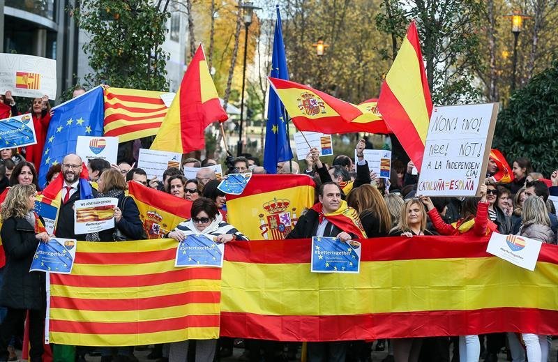 Manifestantes por la Unidad de España participan en una concentración en Bruselas