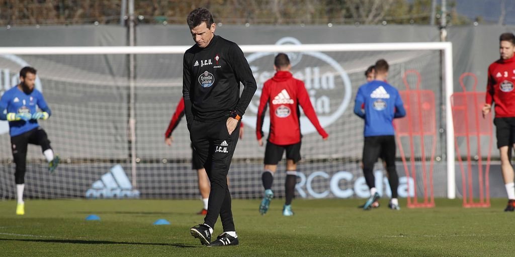 El entrenador del Celta, Juan Carlos Unzué, durante el entrenamiento de ayer en A Madroa.