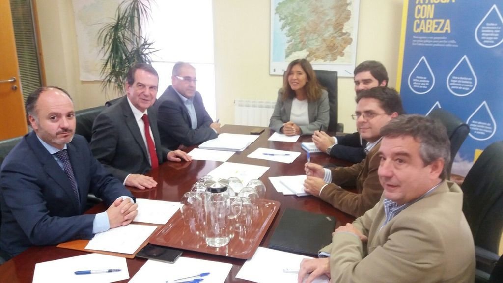 Un momento de la reunión mantenida ayer en Santiago presidida por Abel Caballero y Beatriz Mato, además de técnicos.