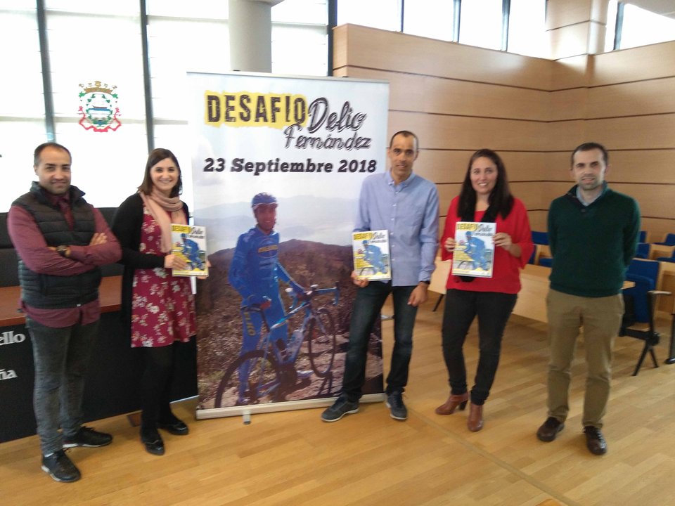 Presentación del Desafío Delio Fernández, con el ciclista moañés y la alcaldesa de Moaña, Leticia Santos.