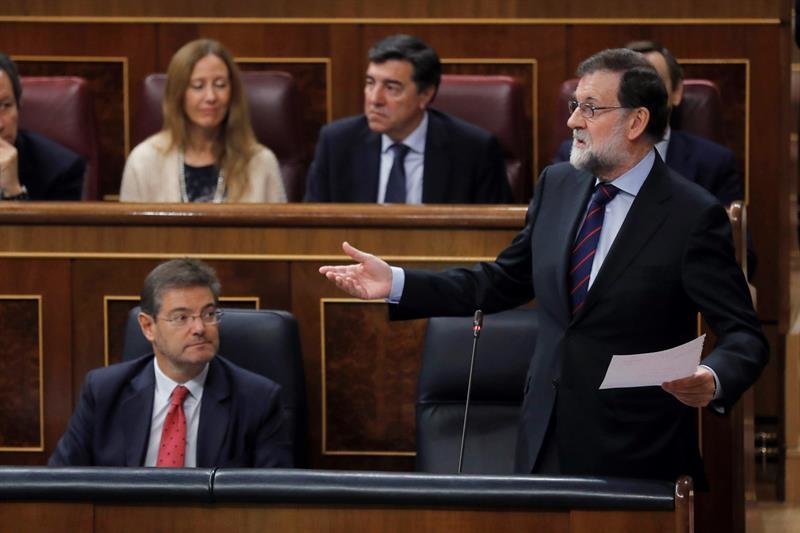 El presidente del Gobierno, Mariano Rajoy, responde al portavoz de ERC , Gabriel Rufián