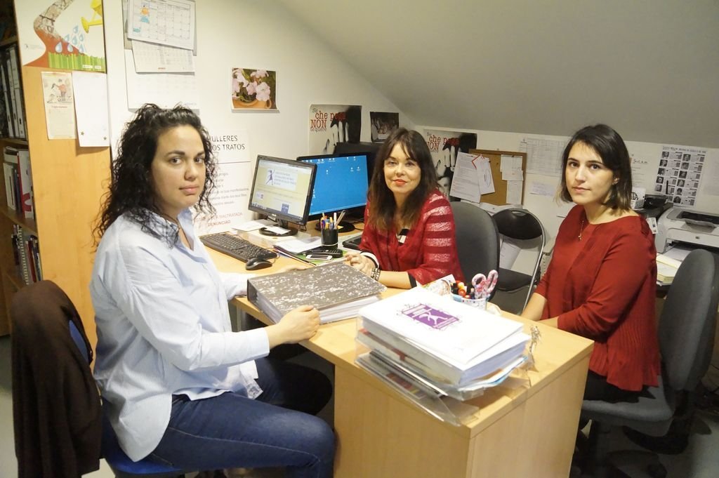 Laura Cebada, María Jesús Abeledo y Lola Santana, en la sede de A Rede.
