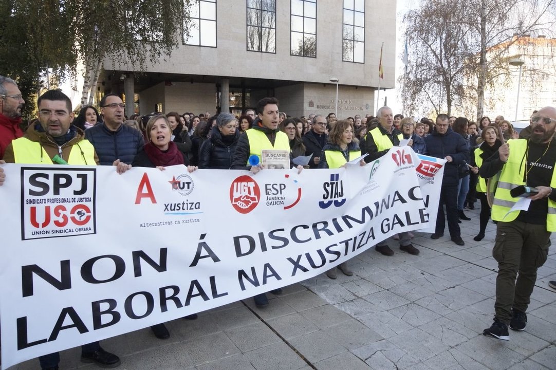 Jornada de huelga de los funcionarios de Justicia en Vigo // Vicente