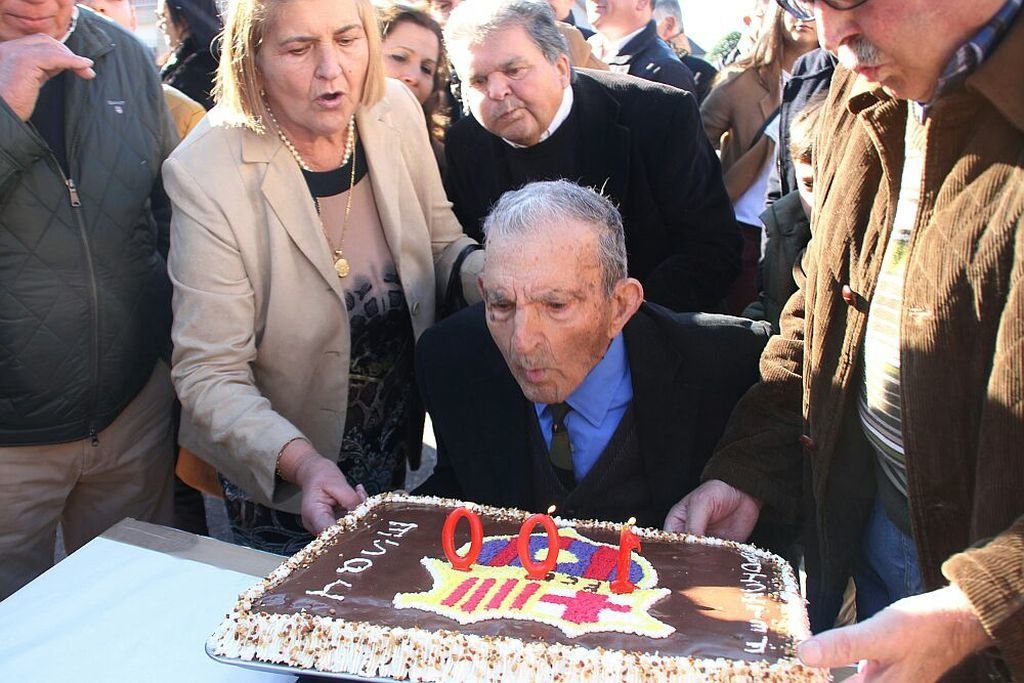 José Giráldez Lago soplando las velas de su tarta de cumpleaños con el escudo del Barsa.