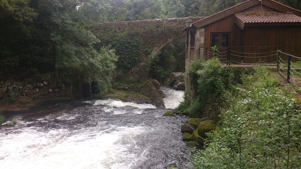 El Puente medieval de Mourentán sobre el río Deva, en su entorno natural lleno de encanto.